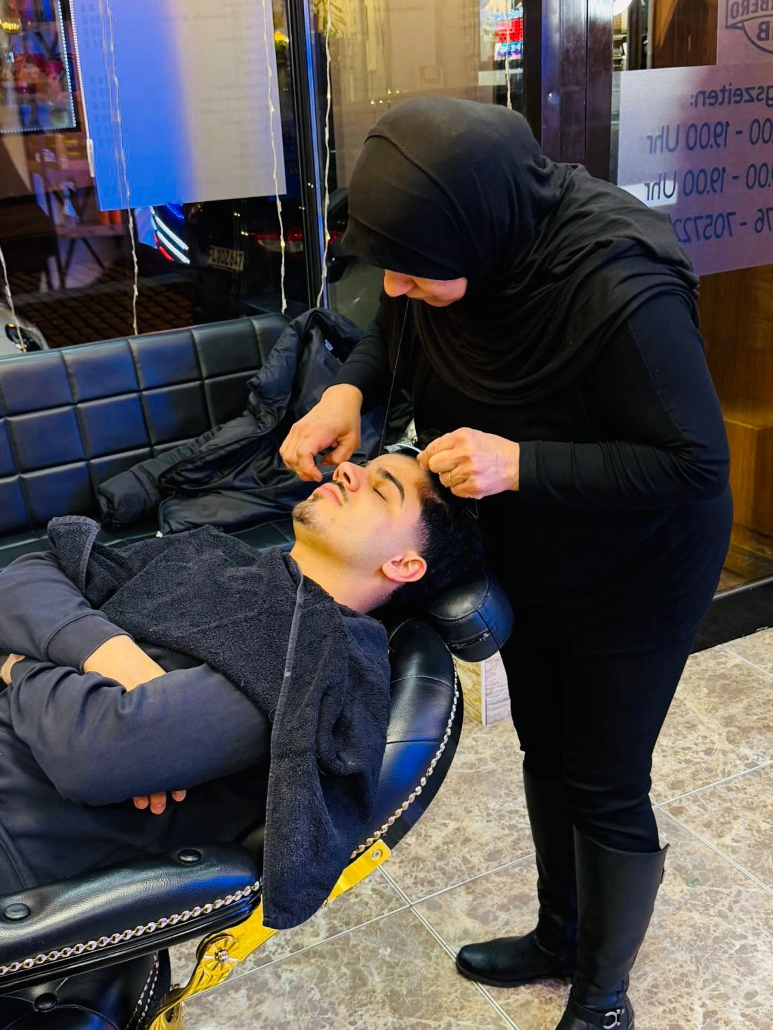 El barbero MB - Haar- und Hautpflegebehandlungen - Eine Person lässt sich professionell die Augenbrauen zupfen oder stylen.
