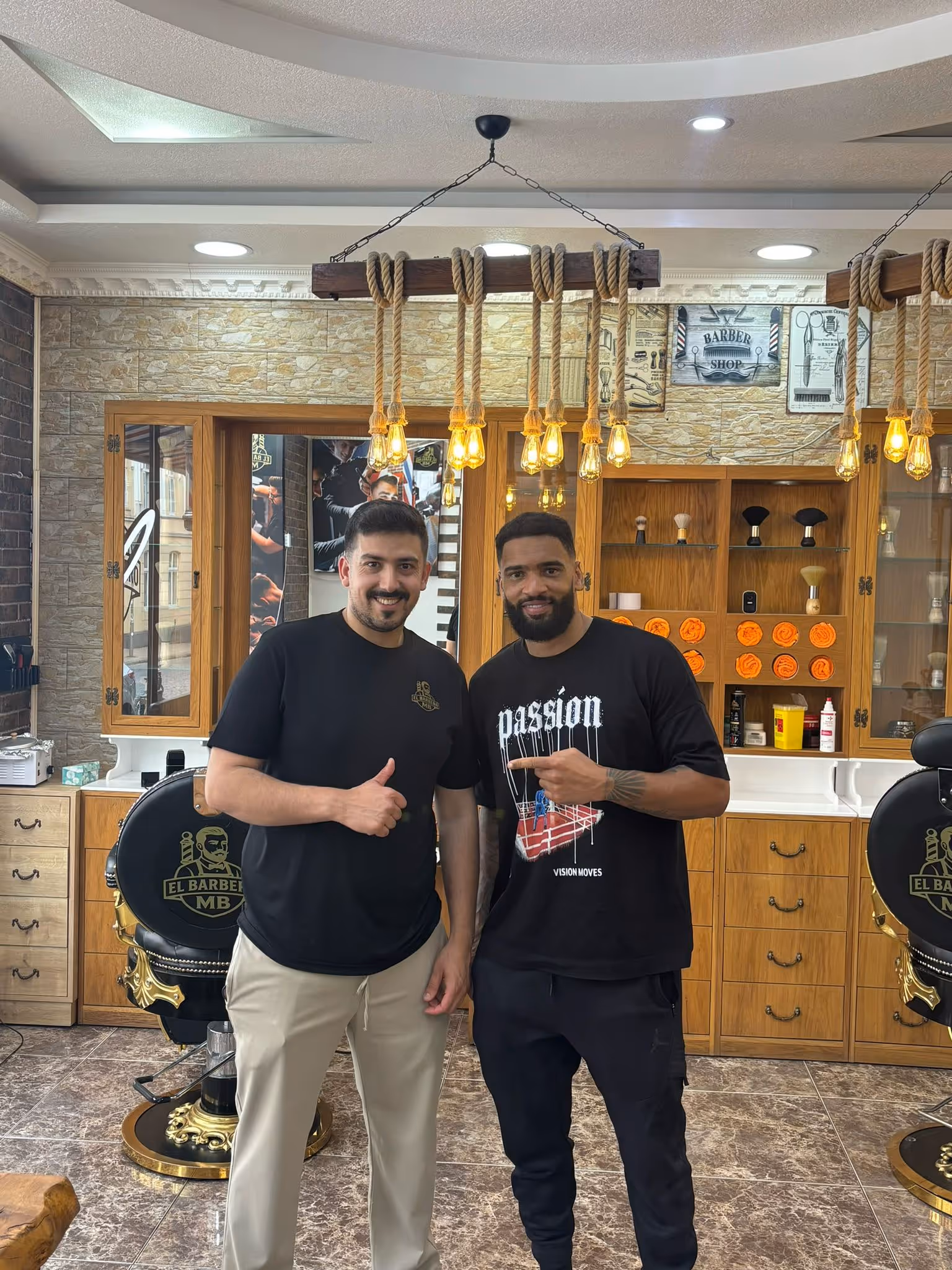 El barbero MB - Haar- und Hautpflegebehandlungen - Seitenansicht eines Mannes mit einem präzisen Skin Fade-Haarschnitt und gepflegtem Bart im Friseursalon.